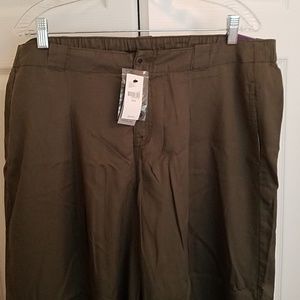 NWT. Lane Bryant  Very Wide leg capris 14w/16w